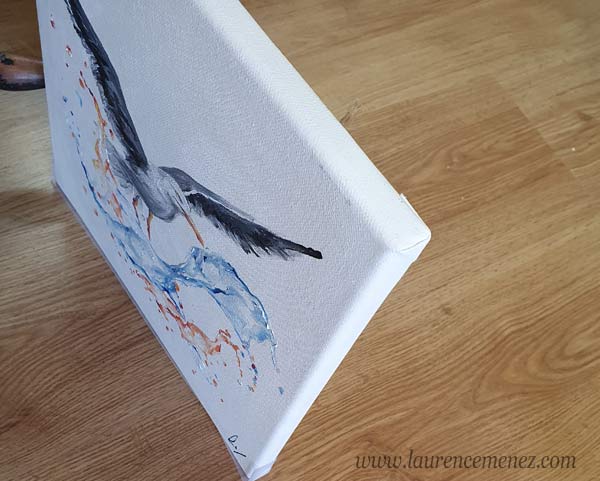 Goéland avec éclaboussures d'eaux orangées et bleues, peinture à l'huile sur toile, Laurence Menez Artiste-peintre